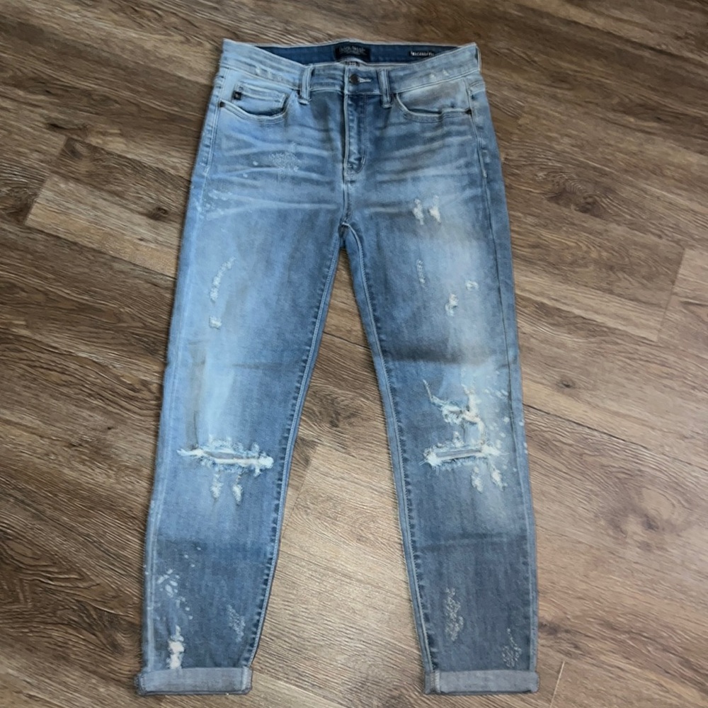 Like new Judy Blue size 11/30 relaxed fit